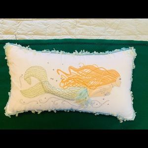 Decorative pillow